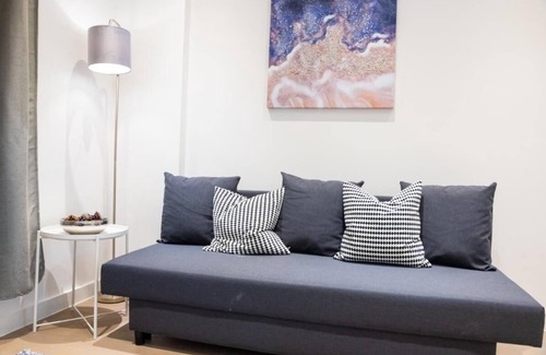 St Albans Apartment | Absolute Stays at The Ziggurat - Free Wifi Contractors Families Long Stay Discou