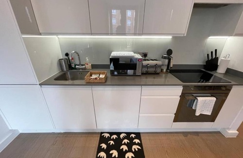 St Albans Apartment | Absolute Stays on Grosvenor-luton Airport-st Albans Train Station-harry Potter