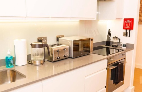 St Albans Apartment | Absolute Stays on Grosvenor-luton Airport-st Albans Train Station-harry Potter