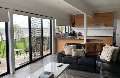 Yarrawonga House | Absolute Waterfront at Woodlands