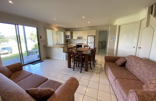 Longreach Villa | Absolute Waterfront - Banksia Villa at Shoalhaven Lodge