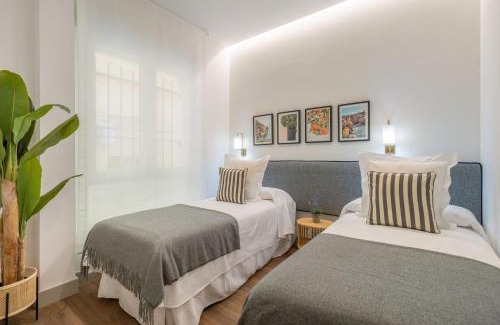 Chamberi Apartment | Accessible 2-Single Bed Apartment in Chamberí Adapted Bathroom, Quevedo III