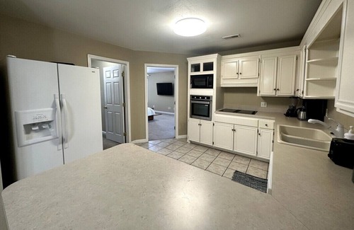 West Meade Apartment | Ace Condo w/ Hot Tub | Only 15 mins to Broadway!