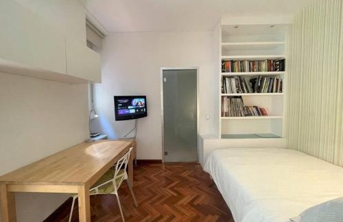 Justicia Apartment | Acogedor apartamento, exterior con balcón y aire acondicionado en Chueca, Madrid