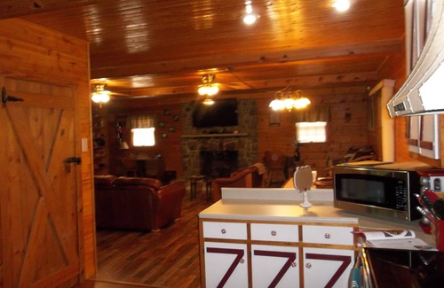 Crossville Cottage | Acorn Cottage - Crossville, TN Very private with plenty of parking.