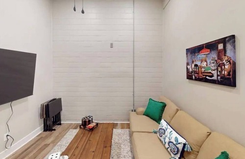 Taylor Berry House | ADA|2BR|Warehouse Suite|Exposed Brick|Modern Theme