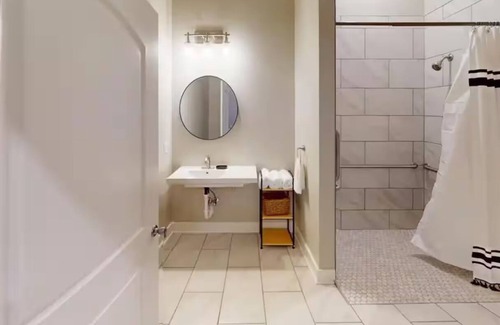 Taylor Berry House | ADA|2BR|Warehouse Suite|Exposed Brick|Modern Theme