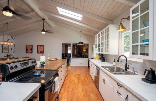 Oakhurst House | ADA Accessible! Pickleball, BBQ, Fire pit & more