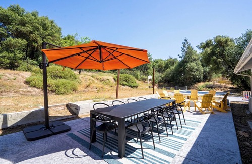 Oakhurst House | ADA Accessible! Pickleball, BBQ, Fire pit & more
