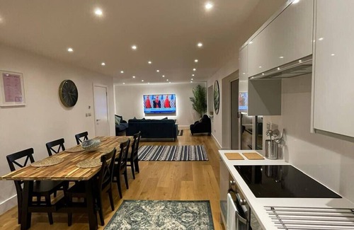 Runnymede House | Addlestone, Exquisite, Spacious, Six Bedroom (Three Bathroom) House