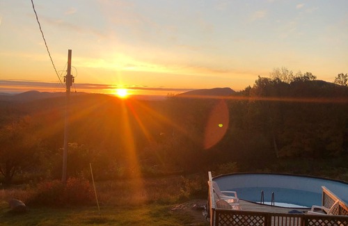Johnsburg House | ADIRONDACK RETREAT, VIEWS OVER 100 MILES, HOTTUB, POOL, SLEEPS 20