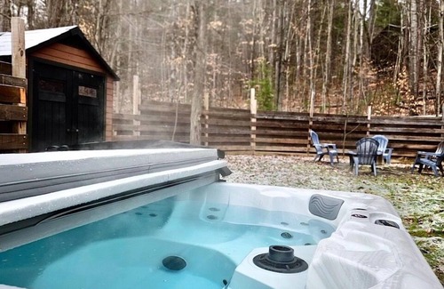 Jay Cabin | ADK Log Cabin | Hot Tub | Game Room | Dog Friendly | Fenced-In Yard | Fire Pit
