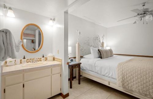 Oak Creek Hotel | Adobe Village Studio Suite- Country condo