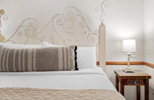 Oak Creek Hotel | Adobe Village Studio Suite- Country condo