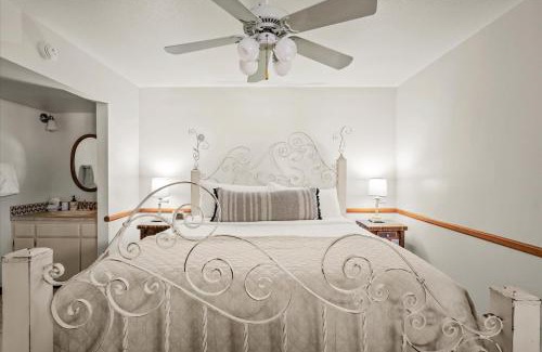 Oak Creek Hotel | Adobe Village Studio Suite- Country condo
