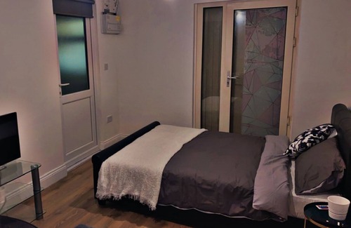 Harlington House | Adorable 1-bedroom place with patio