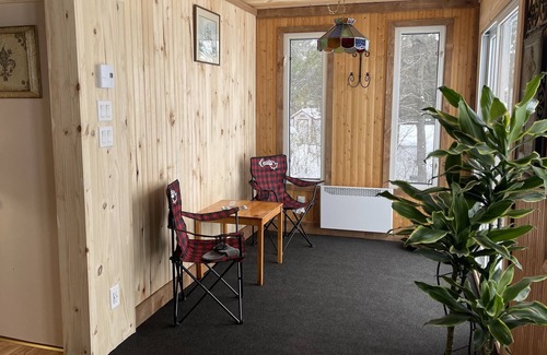 Pontiac Cottage | Adorable 3-bedroom cottage with river & forest...!