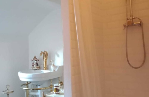 Quartier Sainte-Avoye Bed & Breakfast | Adorable and typically Parisian maid's room
