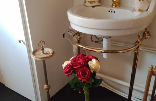 Quartier Sainte-Avoye Bed & Breakfast | Adorable and typically Parisian maid's room