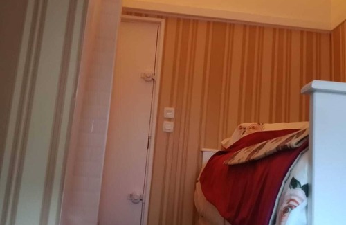 Quartier Sainte-Avoye Bed & Breakfast | Adorable and typically Parisian maid's room