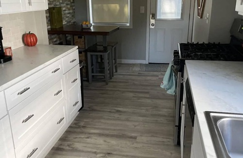 Bayview House | Adorable Beach bungalow a BLOCK from the Beach