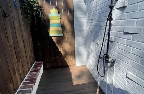 Bayview House | Adorable Beach bungalow a BLOCK from the Beach