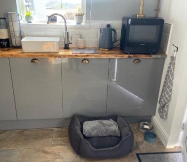 Wiseman's Bridge House | Adorable bedsit for you, partner and your pet!