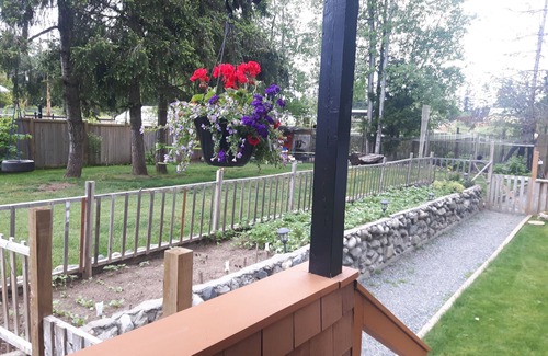 Regional District of Nanaimo House | Adorable Cottage. Hot Tub, BBQ, Propane firepit. Queen bed, bunk beds. Sleeps 5.