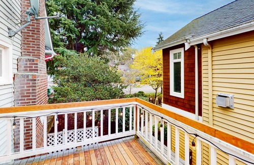 Green Lake House | Adorable Craftsman cottage with yard, deck & W/D - dog-friendly - near I-5