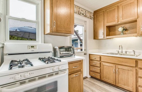 Navy Point Cottage | Adorable Navy Point Cottage – Perfectly Located!