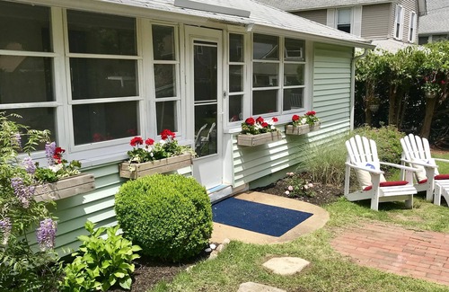 Westbrook Center Cottage | Adorable New England Cottage, 2 min walk to Beach 🏖️, Available year round
