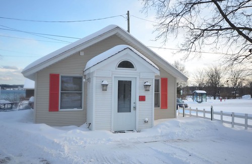 Suttons Bay House | Adorable studio cottage in Suttons Bay. Air conditioning. Pet friendly.