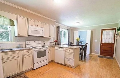 Mills River House | Adventure Hub/Near Pisgah National Forest, SierraNevada, Restaurants & Breweries