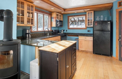 Wolcott House | Adventurer's retreat - Lake Elmore, hiking, MTB, foliage
