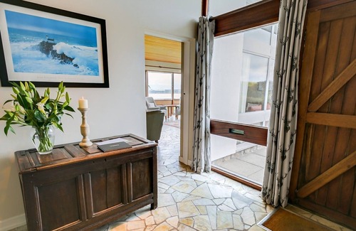 Malltraeth Apartment | Ael Y Bryn - a sea view that sleeps 8 guests in 4 bedrooms