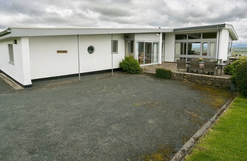 Malltraeth Apartment | Ael Y Bryn - a sea view that sleeps 8 guests in 4 bedrooms