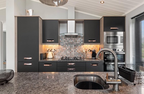 Penally House | Ael-y-bryn - Luxury Lodge Hot Tub Three En-suite Bedrooms