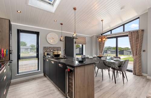 Penally House | Ael-y-bryn - Luxury Lodge Hot Tub Three En-suite Bedrooms