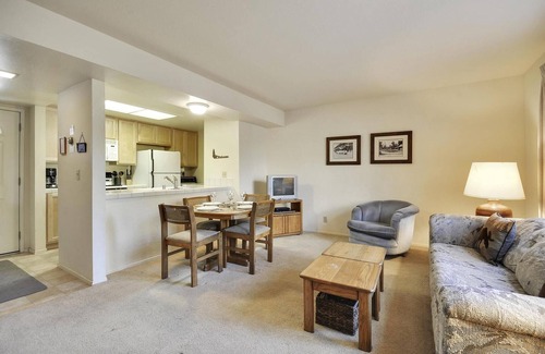 Lake Forest Condo | Affordable Condo- Shared Hoa Hot Tub- Walk to Lake
