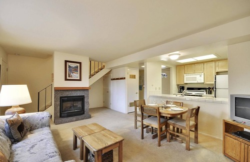 Lake Forest Condo | Affordable Condo- Shared Hoa Hot Tub- Walk to Lake