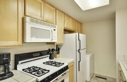 Lake Forest Condo | Affordable Condo- Shared Hoa Hot Tub- Walk to Lake
