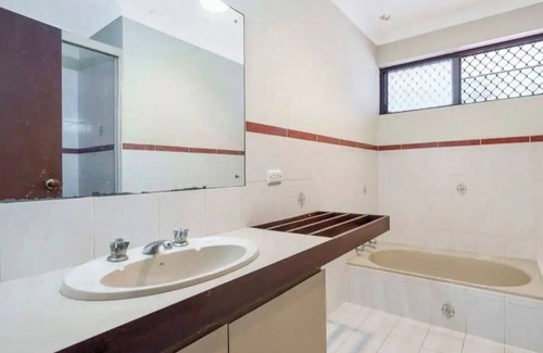 Winthrop House | Affordable Cosy Bedroom Near River/City/University/Fremantle in Shared house