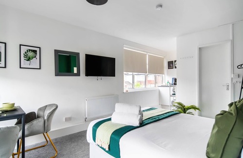 Southgate Apartment | Affordable En-Suite Studio Rooms in London, N14 1A