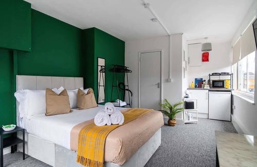 Southgate House | Affordable En-Suite Studio Rooms in London, N14 1B