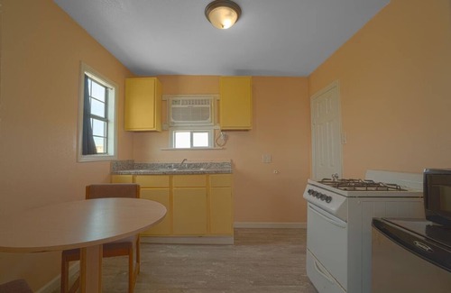 North Beach Hotel | Affordable Room Near Aquarium – Pets Allowed + Free Parking