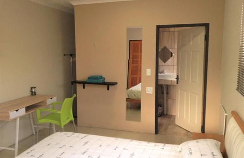Kempton Park Bed & Breakfast | Afrikawisa at OR Tambo International