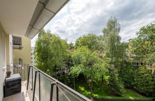 Saska Kepa Apartment | Afrykańska Urban Chic Apartment by BookingHost