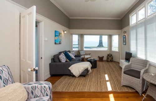 Ahuriri House | Ahuriri Cottage - Napier Holiday Home