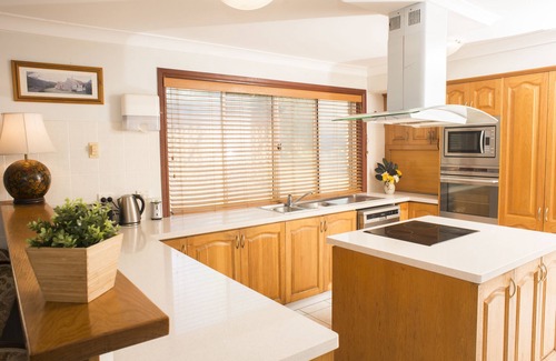 Redcliffe Bed & Breakfast | Ainslie Manor Guests House
