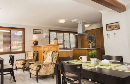 Redcliffe Bed & Breakfast | Ainslie Manor Guests House